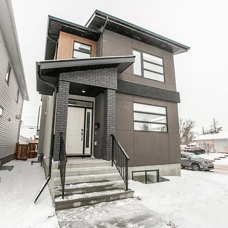 Bright Modern Home - King Bed - Free Parking - Fireplace - Fast Wi-Fi - Free Netflix Edmonton Exterior foto